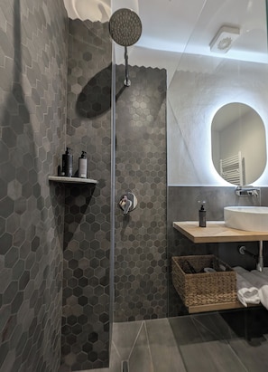 Deluxe Double Room, Courtyard View | Bathroom | Free toiletries, soap, shampoo, toilet paper