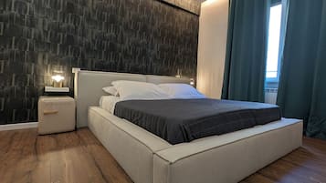 Habitación doble Deluxe, vista al patio | Caja de seguridad en la habitación, cortinas blackout y wifi gratis