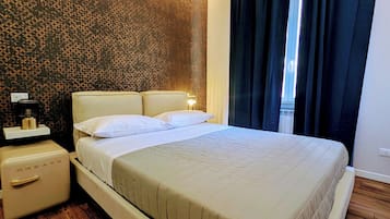Deluxe tweepersoonskamer, uitzicht op binnenplaats | Een kluis op de kamer, verduisterende gordijnen, gratis wifi