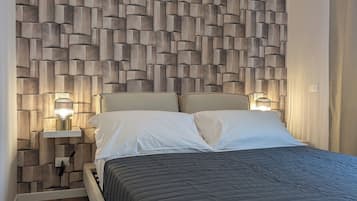 Habitación Deluxe, 2 habitaciones, vista a la ciudad | Caja de seguridad en la habitación, cortinas blackout y wifi gratis