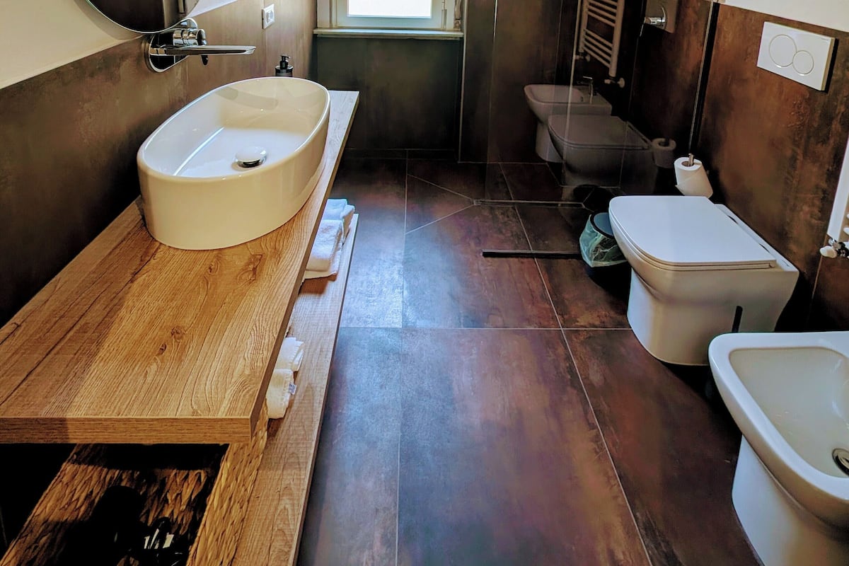 Deluxe Double Room, Courtyard View | Bathroom | Free toiletries, soap, shampoo, toilet paper