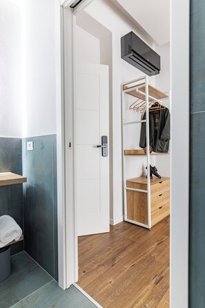 Deluxe Double Room, Balcony, City View | Living area