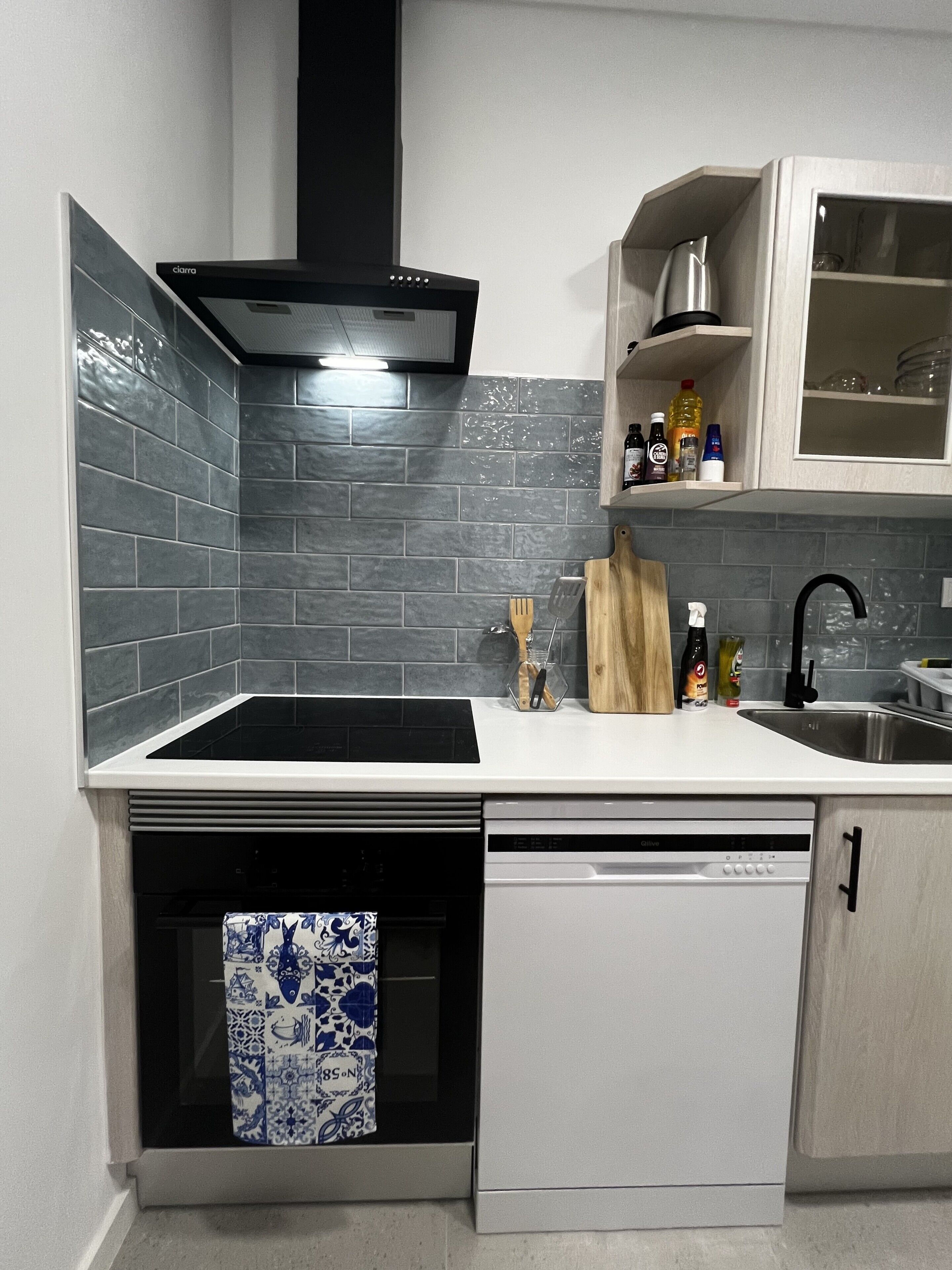 Mikrobølgeovn, ovn, kokeplater og oppvaskmaskin