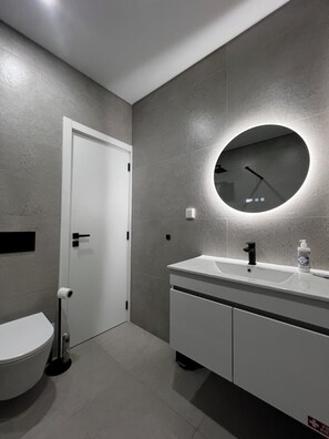 シャワー、ヘアドライヤー、タオル、石鹸