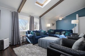 Téléviseur, foyer, livres, chaîne audio