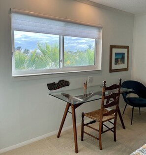 Interior - Rare find for Dec-Jan: 2nd floor Parkshore condo (Naples)