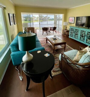 TV - Rare find for Dec-Jan: 2nd floor Parkshore condo (Naples)