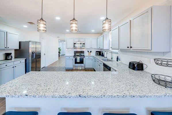 Fridge, microwave, oven, stovetop - Tremendous space with covered patio in central McKinney (McKinney)