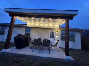 Outdoor dining - Tremendous space with covered patio in central McKinney (McKinney)