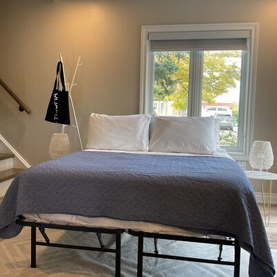 Cozy, peaceful family-friendly neighborhood-steps away from the credit river