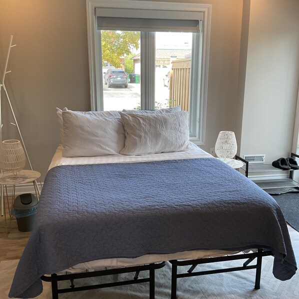 1 bedroom, iron/ironing board, WiFi, bed sheets - Cozy, peaceful family-friendly neighborhood-steps away from the credit river (Mississauga)