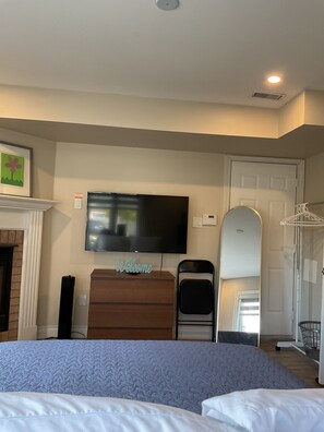 1 bedroom, iron/ironing board, WiFi, bed sheets - Cozy, peaceful family-friendly neighborhood-steps away from the credit river (Mississauga)