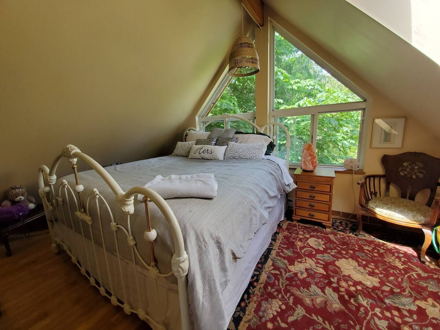 Tabla de planchar con plancha, wifi gratis y ropa de cama 