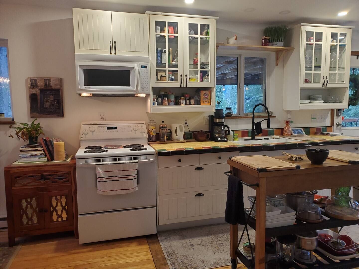 Microondas, horno, placa de cocina