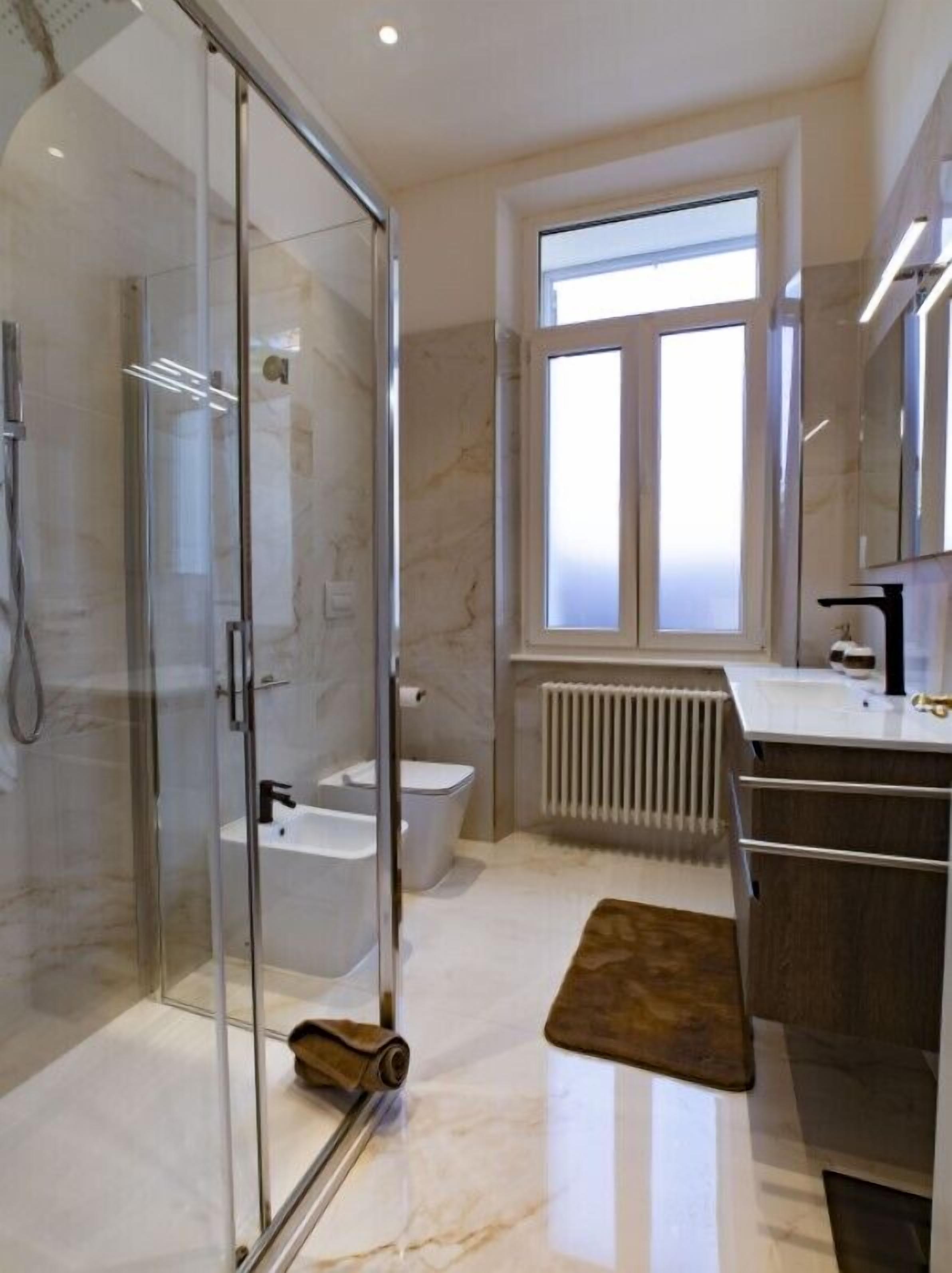 Dusj, hårføner, tøfler og håndklær