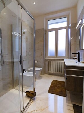 Dusche, Haartrockner, Hausschuhe, Handtücher