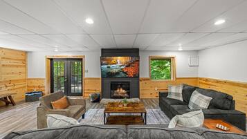 Een smart-tv, een open haard, videogames en tafelvoetbal