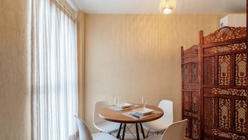 Basic Apartment | Dining
