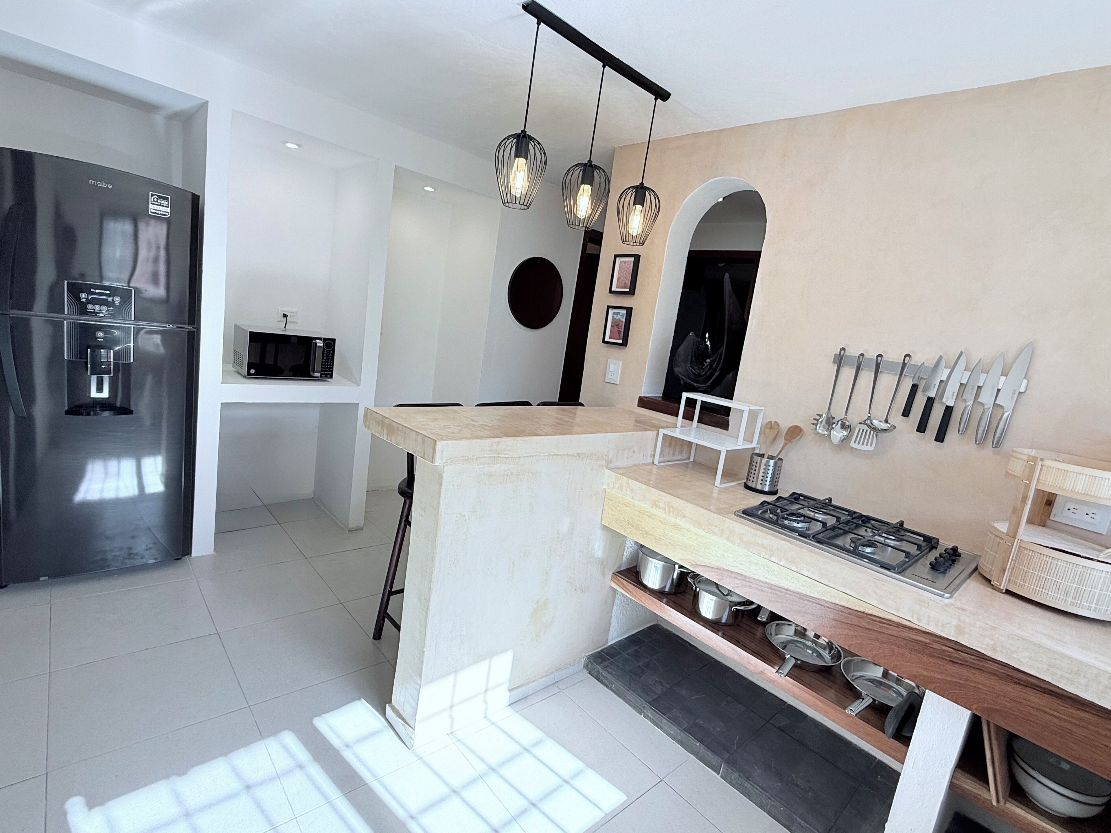 Jääkaappi, mikroaaltouuni, liesi, kahvin-/teenkeitin