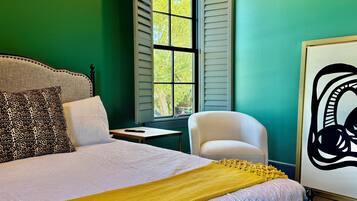 3 bedrooms, iron/ironing board, internet, bed sheets