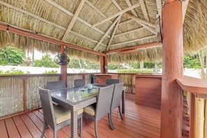 Outdoor dining - Swim, Barbecue & Game: Home 4 Mi to Pompano Beach! (Pompano Beach)