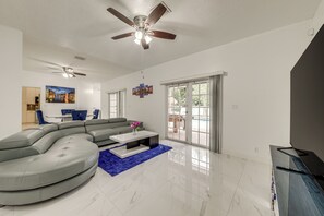TV, table football - Swim, Barbecue & Game: Home 4 Mi to Pompano Beach! (Pompano Beach)
