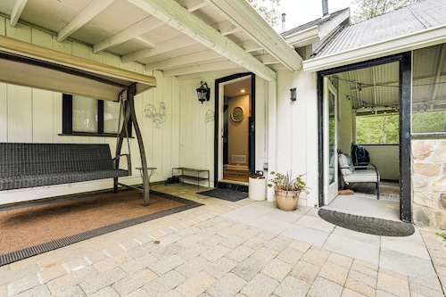 Pet-Friendly Cottage, 2 Mi to Saugatuck Falls
