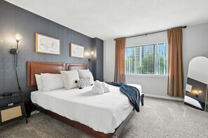 2 habitaciones, escritorio y tabla de planchar con plancha