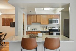 Refrigerador, microondas, horno, placa de cocina