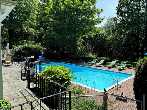 Southbury Charming Studio Retreat on Beautiful Grounds — Sleeps 4