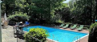 Southbury Charming Studio Retreat on Beautiful Grounds — Sleeps 4