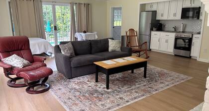 Southbury Charming Studio Retreat on Beautiful Grounds — Sleeps 4