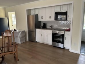 Microondas, horno, parrilla de estufa y cafetera y tetera 