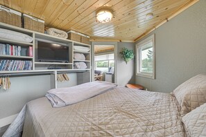 2 bedrooms, iron/ironing board, internet, bed sheets