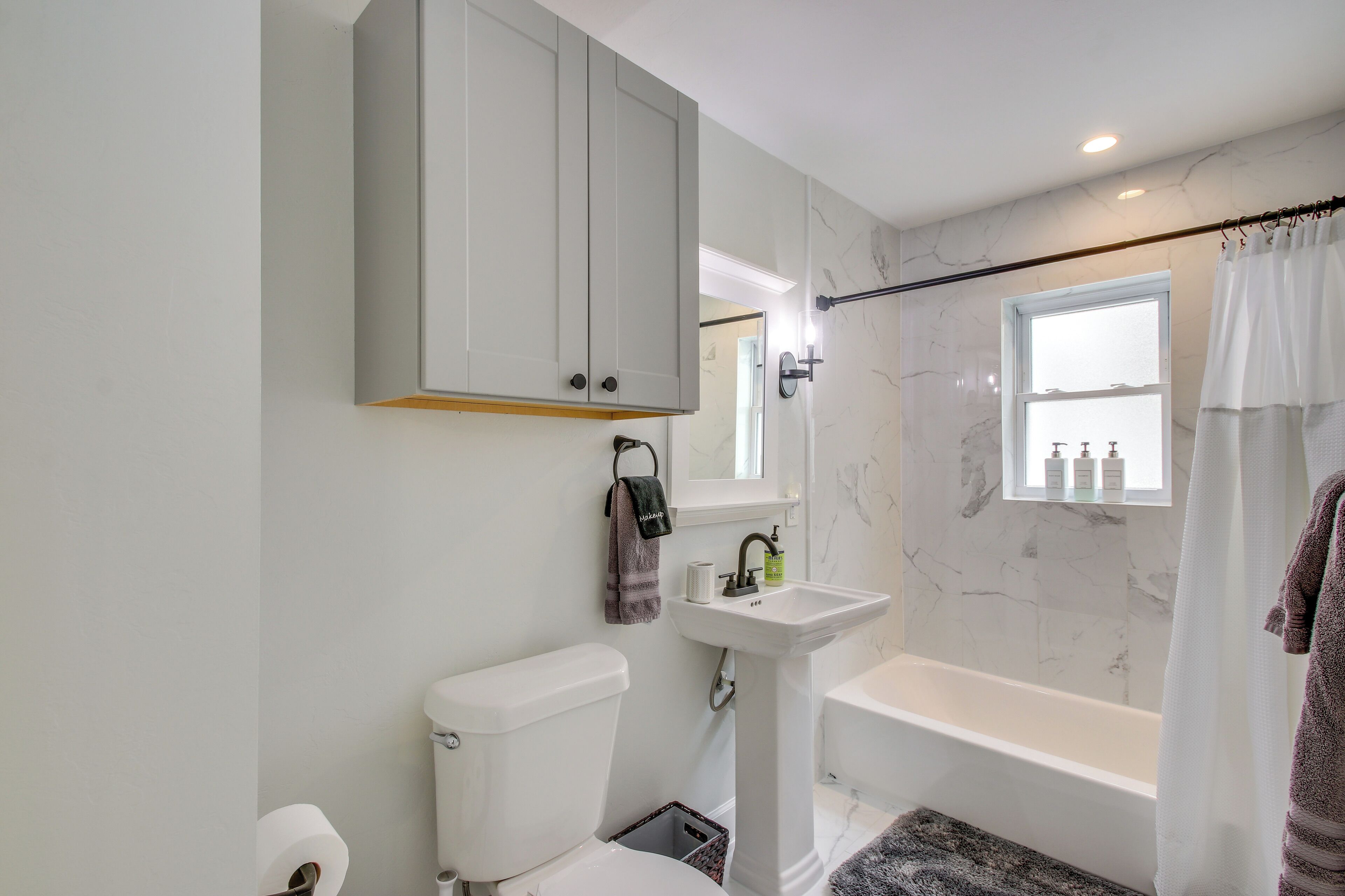 Une salle de bain avec des toilettes, un lavabo et une baignoire.
