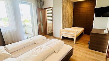 Comfort-Dreibettzimmer, Balkon, Stadtblick | Kostenloses WLAN