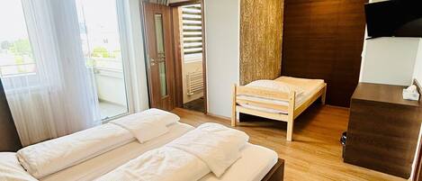 Quarto triplo conforto, sacada, vista para a cidade | Wi-Fi de cortesia