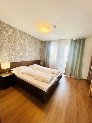 Quarto triplo conforto, sacada, vista para a cidade | Wi-Fi de cortesia
