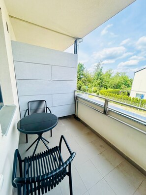 Habitación triple Confort, balcón, vistas a la ciudad | Wifi gratis