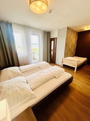 Comfort trippelrum - balkong - utsikt mot staden | Gratis wi-fi