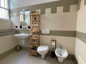 Bruser, hårtørrer, bidet, håndklæder