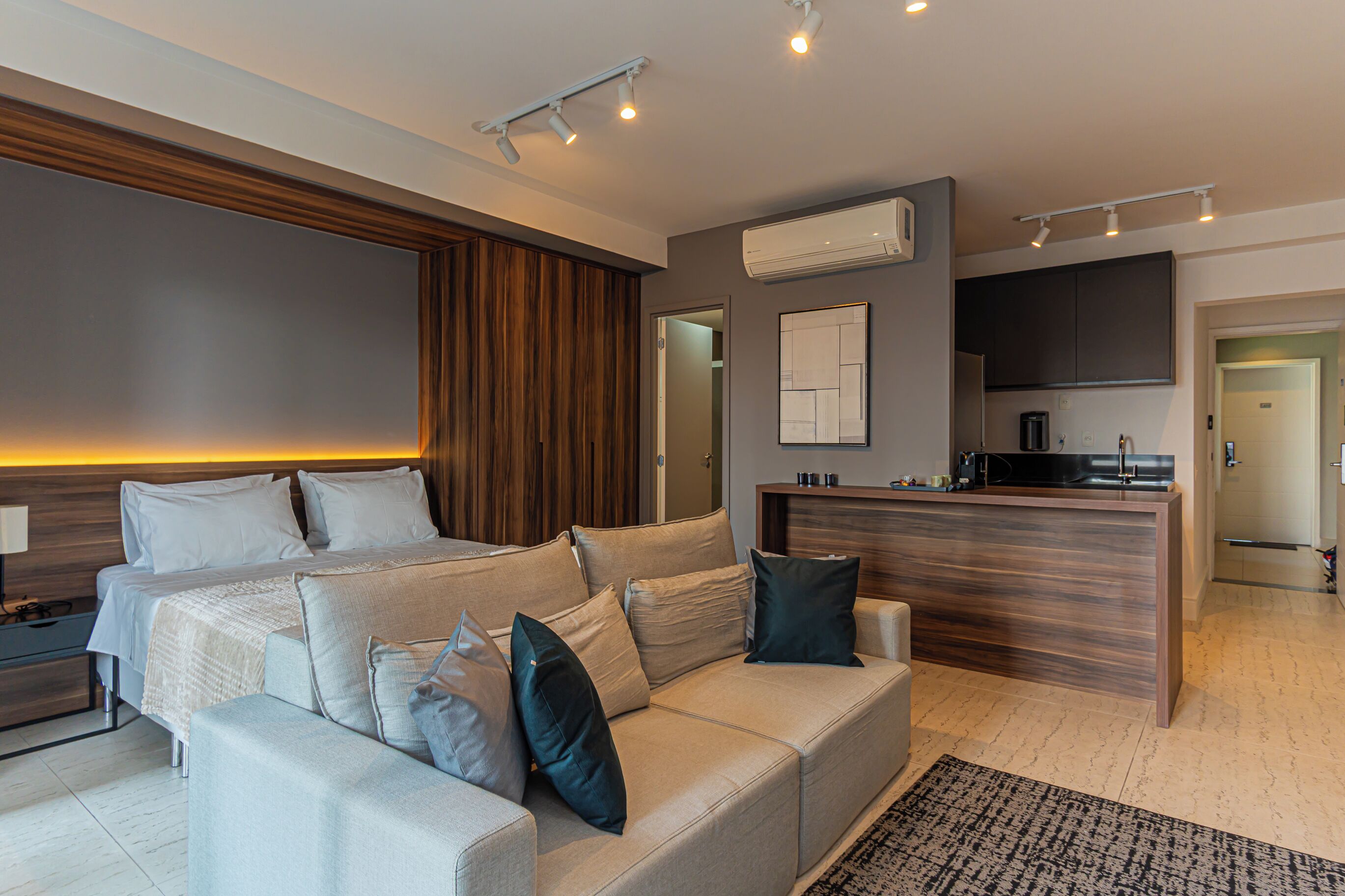 1 habitación, escritorio, tabla de planchar con plancha y cuna de viaje 