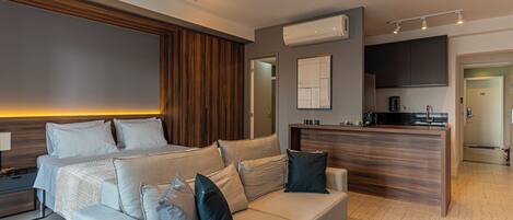 1 habitación, escritorio, tabla de planchar con plancha y cuna de viaje