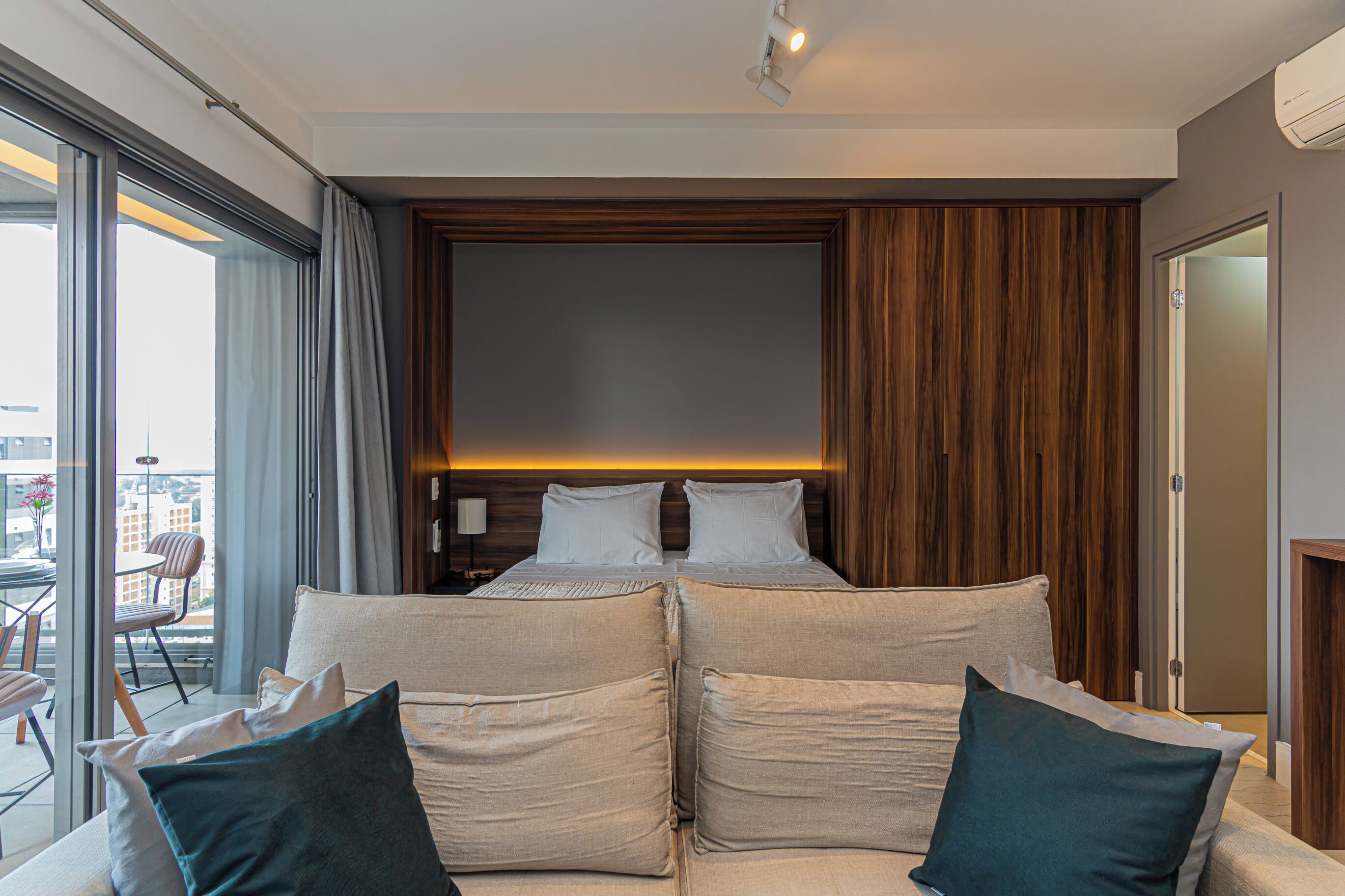 1 quarto, escrivaninha, ferros/tábuas de passar roupa, berço de viagem