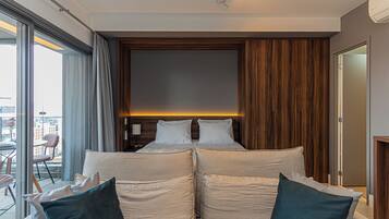 1 quarto, escrivaninha, ferros/tábuas de passar roupa, berço de viagem