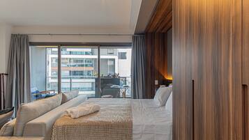 1 quarto, escrivaninha, ferros/tábuas de passar roupa, berço de viagem