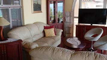 Appartamento (Three Bedroom Apartment with Sea View) | Soggiorno | TV a schermo piatto 32 pollici con canali via cavo