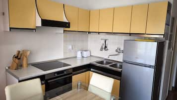 Departamento (One Bedroom Apartment with Sea View a) | Cocina privada | Refrigerador
