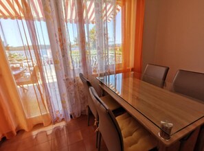 Apartment (One Bedroom Apartment with Sea View a) | Dining room