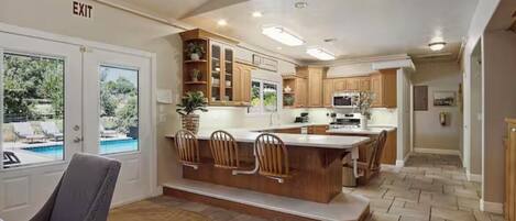 Four Ă micro-ondes, un four, surface de cuisson, lave-vaisselle